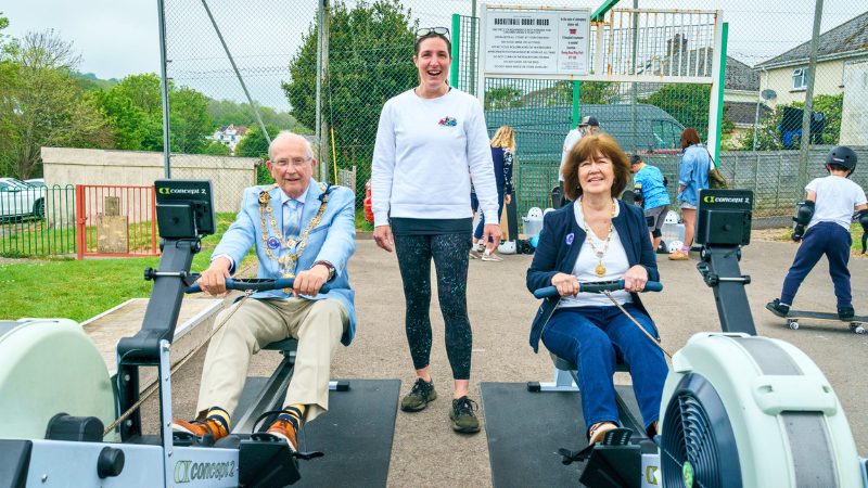 Mayor Evans tries out rowing machine